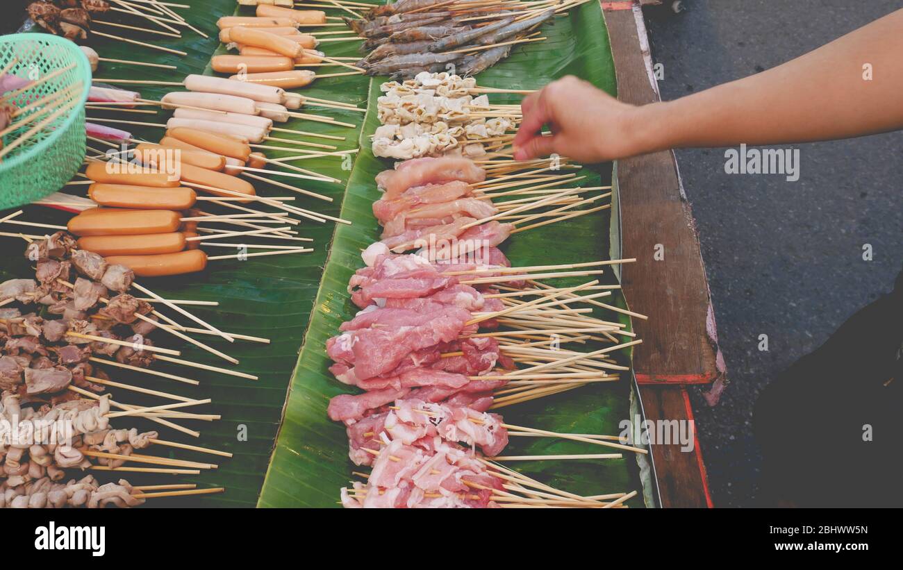 Entrañas de cerdo a la parrilla y carne.verduras y cocinado con especias,  llamado chino y Tailandia es Ma-la.Food Delicious es muy popular en el  norte de Thail Fotografía de stock - Alamy