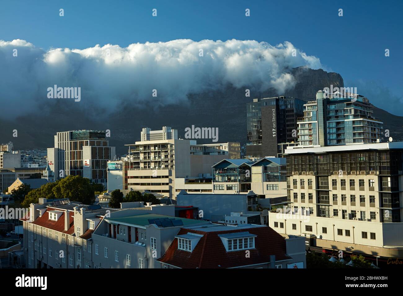 De Waterkant y Table Mountain con nubes de "mantel", Ciudad del Cabo, Sudáfrica Foto de stock