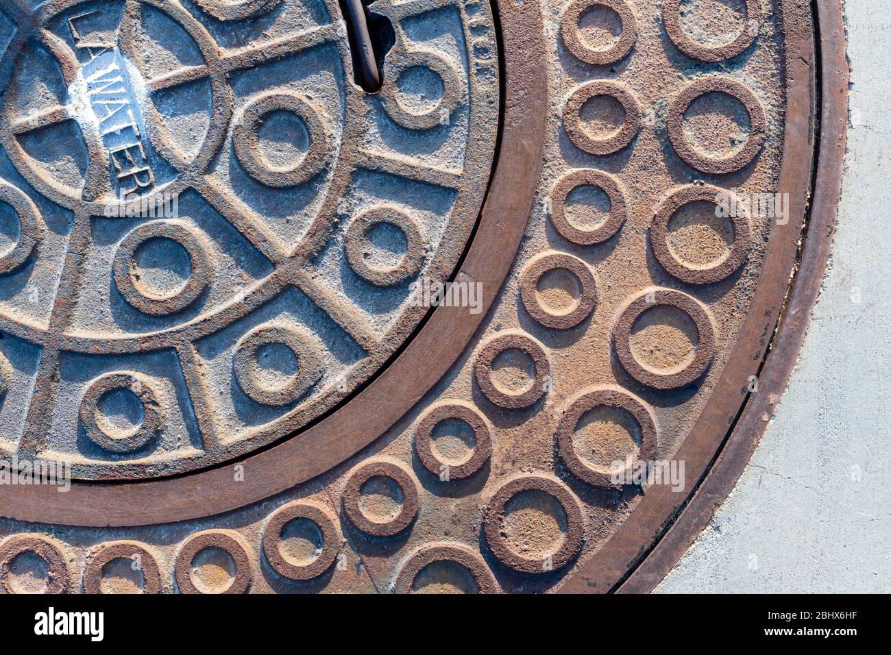 Una sección de una cubierta de alcantarilla del Departamento de agua de