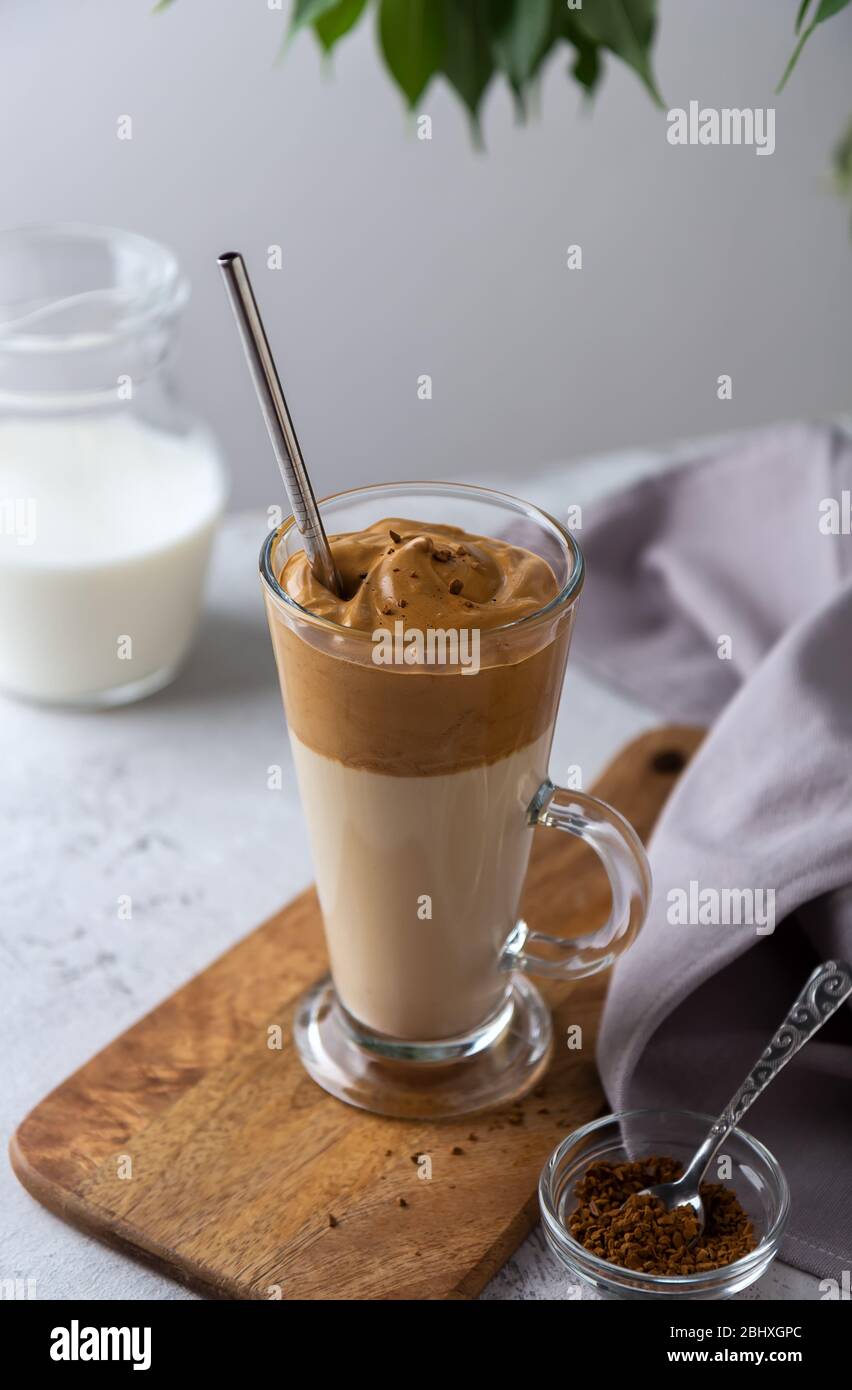 Café de dalgón frío, una bebida coreana con café batido y leche en un vaso  de cristal sobre un fondo claro Fotografía de stock - Alamy