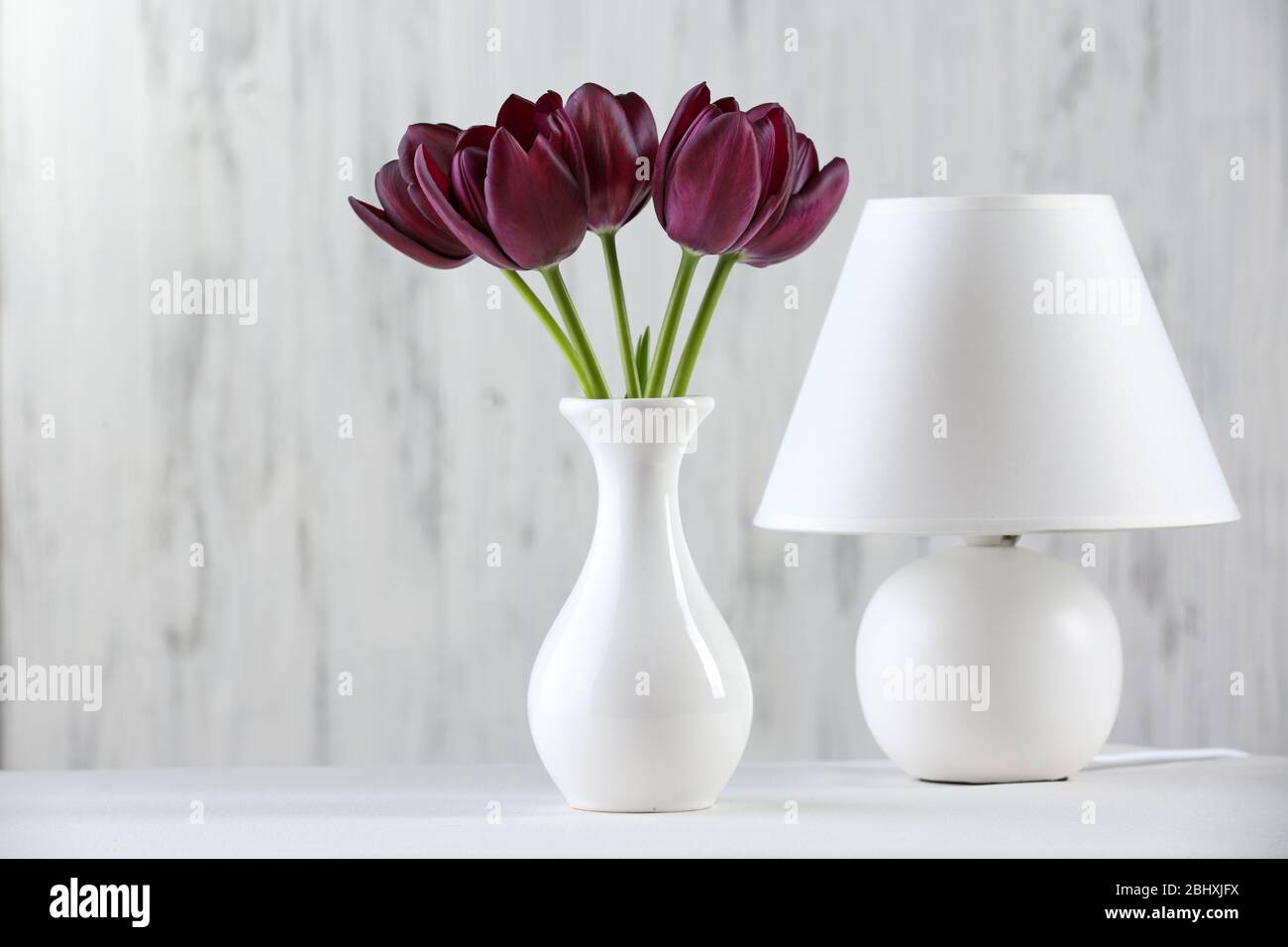 Bodegón con luz ambiente lámpara, tulipanes y plato personalizado  Fotografía de stock - Alamy