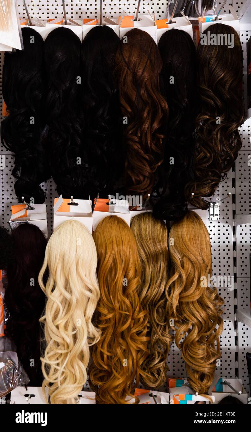 Varias pelucas naturales para la venta en maniquíes en estantes de tienda  especializada Fotografía de stock - Alamy