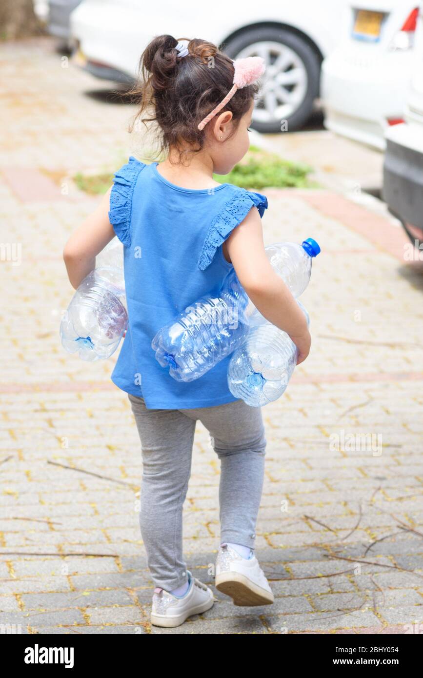 Recycling plastic bottles children fotografías e imágenes de alta  resolución - Página 3 - Alamy