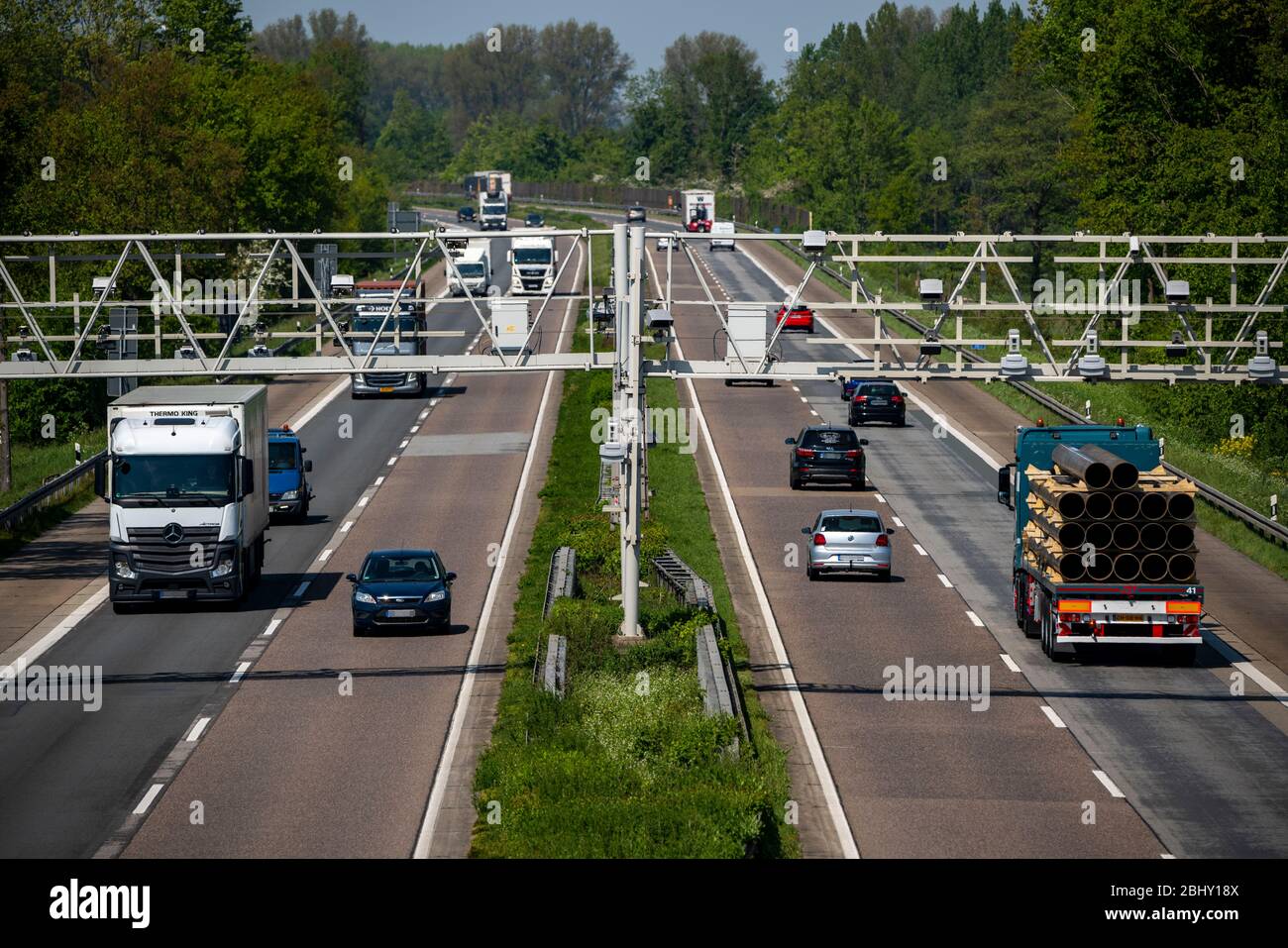 Puente de peaje, para registrar peajes de autopista, en la autopista A3 cerca de Hamminkeln, bajo Rin, NRW, Alemania, Foto de stock