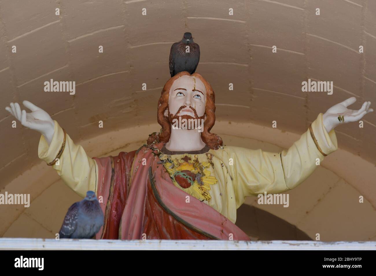 Estatua de Jesucristo con los brazos extendidos y paloma roodeando en su cabeza. Pella, Sudáfrica Foto de stock