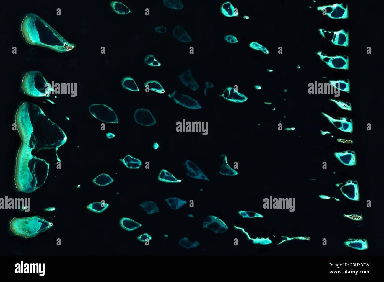 Imagen de satélite de alta resolución de hermosos atolones de las Maldivas ubicados en el Océano Índico - contiene datos modificados de Copérnico Sentinel (2019) Foto de stock