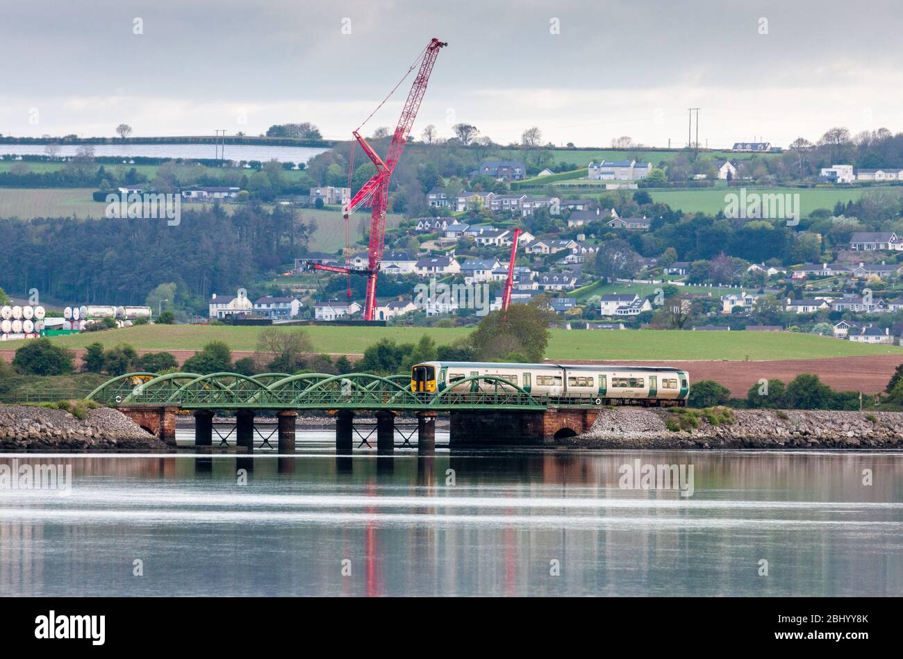 Isla Fota, Cork, Irlanda. 28 de abril de 2020. Un tren a primera hora de la mañana pasa por un puente sobre la isla de Fota en Co. Cork, Irlanda. - crédito; David Creedon / Alamy Live News Foto de stock