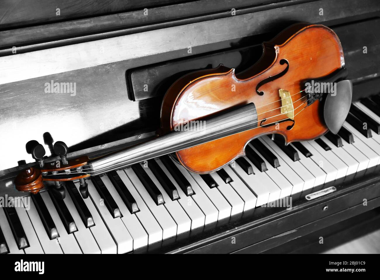 Teclas para piano, violín en primer plano Fotografía de stock - Alamy