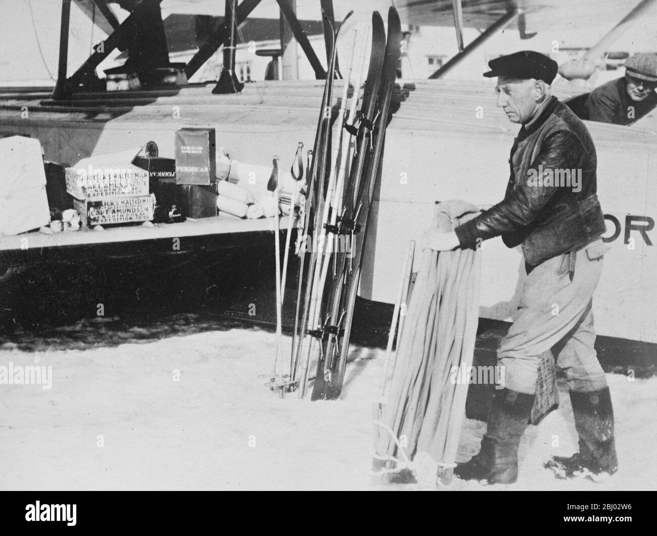 Misterio de Amundsen , primeras fotografías del inicio del vuelo polar Amundsen Ellsworth - Amundsen supervisando la carga de suministros de alimentos y equipo de marcha justo antes del inicio - 17 de junio de 1925 Foto de stock