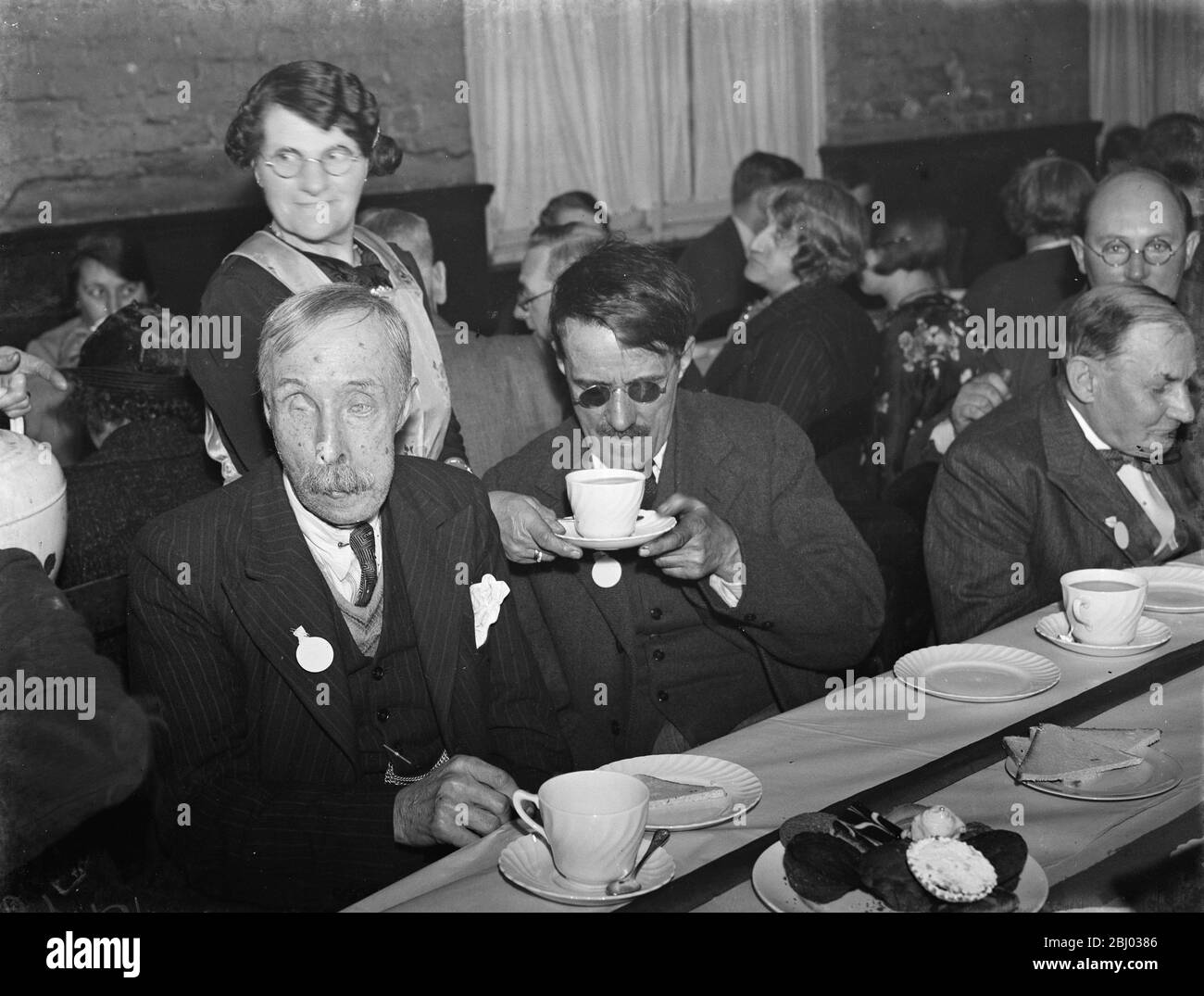 Una fiesta de ciegos en Eith . - 1939 Foto de stock