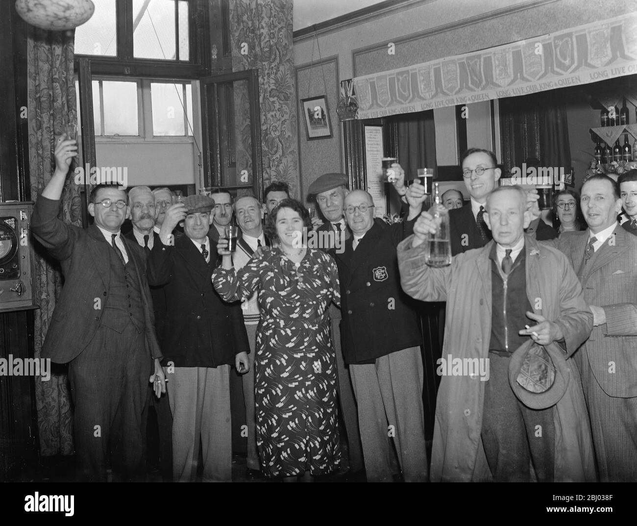 Fiestas de coronación en Eltham , para celebrar la coronación del rey Jorge VI . Multitud tostadas el Rey . - 15 de mayo de 1937 Foto de stock
