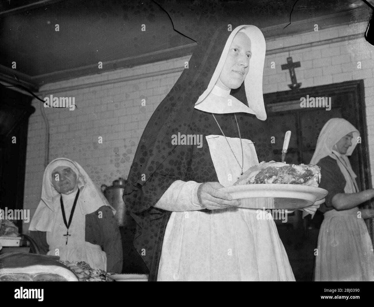 Las monjas cocinan para las fiestas de primeros auxilios en el convento de Kensington , Londres . - 1939 Foto de stock