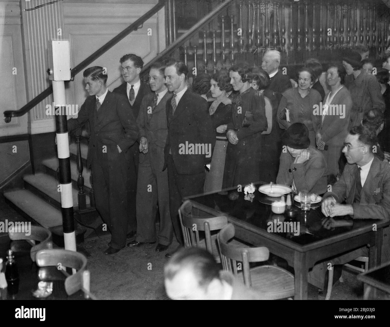 Los semáforos controlan los tamices . Hora del almuerzo las multitudes en el restaurante Millbank comen a las señales de 'parar' y 'Ir' . - 29 de enero de 1935 Foto de stock