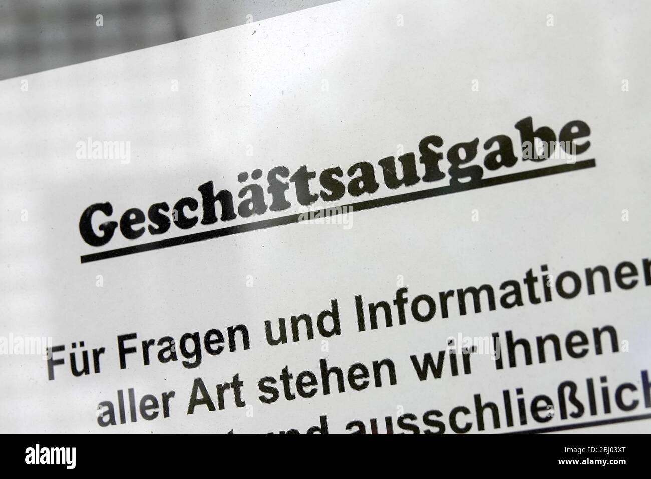 Hamburgo, Alemania. 27 de abril de 2020. Una hoja de papel con la inscripción 'Geschäftsaufgabe' (cerrando) cuelga en una ventana de una tienda cerrada. Crédito: Bodo Marks/dpa/Alamy Live News Foto de stock