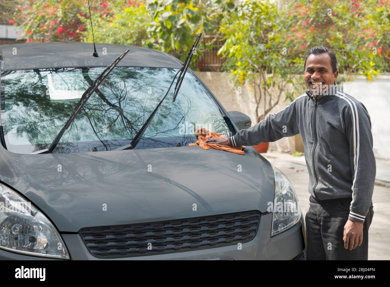 Taxista limpiando su coche Foto de stock