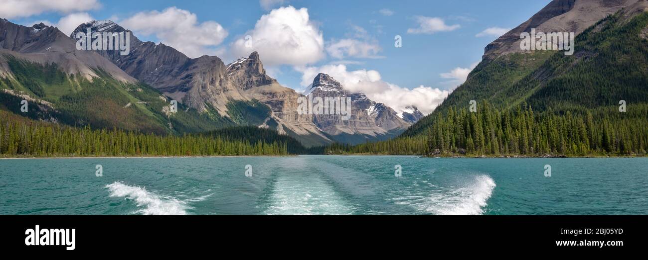 Panorama del lago Maligne, Parque Nacional Jasper, Alberta, Montañas Rocosas, Canadá Foto de stock