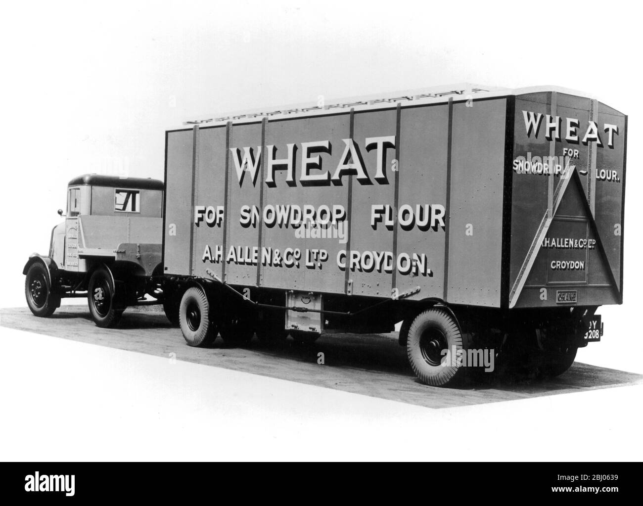 Tolva de grano de aleación de aluminio en 15 años esta máquina ha transportado 15,000 toneladas de trigo. - 26 de enero de 1950 Foto de stock