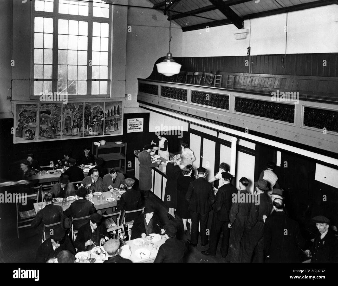 Cocina de efectivo y llevar de St Anne en Vauxhall , Londres en la década de 1940 Foto de stock