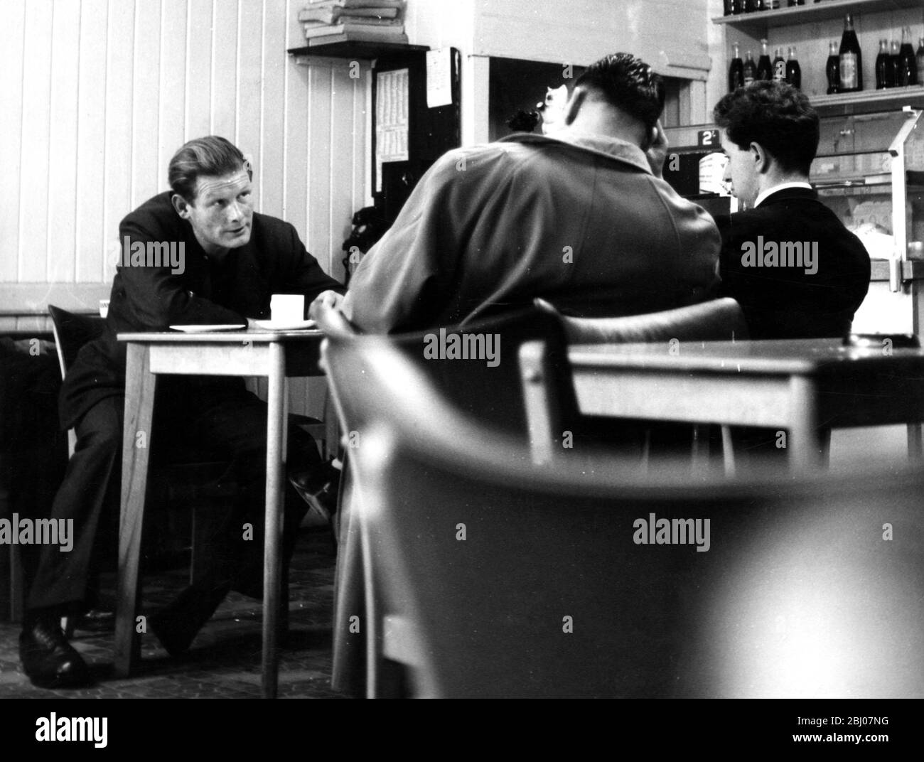El interior de un café en Leyton , Londres del este, Inglaterra con los lugareños reuniéndose para un café o una taza de té para discutir, debatir y organizar Foto de stock