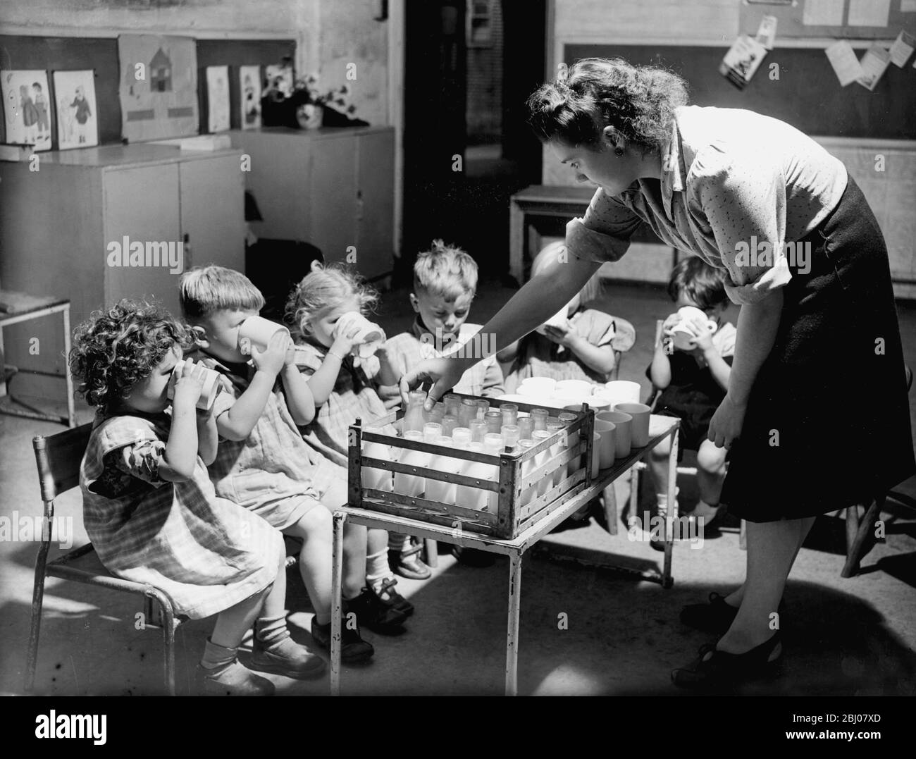 Se proporcionó leche escolar y comidas escolares desde 1947. Foto de stock