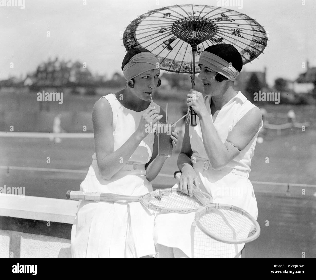 Torneo de tenis de Frinton - Miss J.E. Stevens y la Sra. Craddock - 15 de julio de 1929 Foto de stock