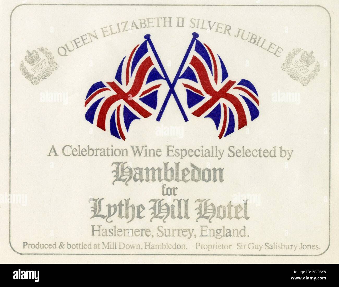 Etiqueta de vino - vino de Hambledon. - un vino de celebración especialmente seleccionado por Hambledon para el Hotel Lythe Hill para el Jubileo de Plata de la Reina Isabel II. Producido y embotellado por Sir Guy y Lady Salisbury - Jones en un viñedo en Hambledon, Hampshire. - 1977 Foto de stock