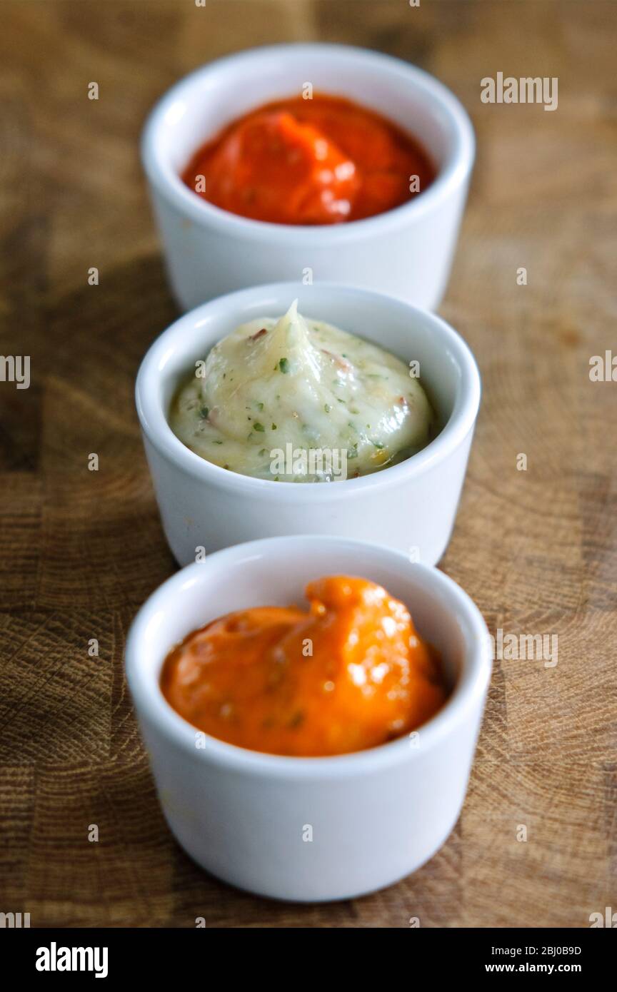 Ollas pequeñas de salsas comerciales utilizadas para glaseado de la meaat antes de asar a la parrilla. También se puede utilizar como Relish - Foto de stock
