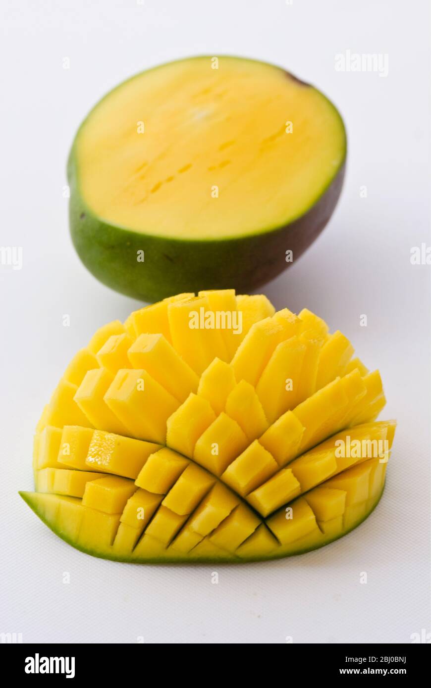 Mango fresco mostrando la técnica para cortar en cubos - Foto de stock