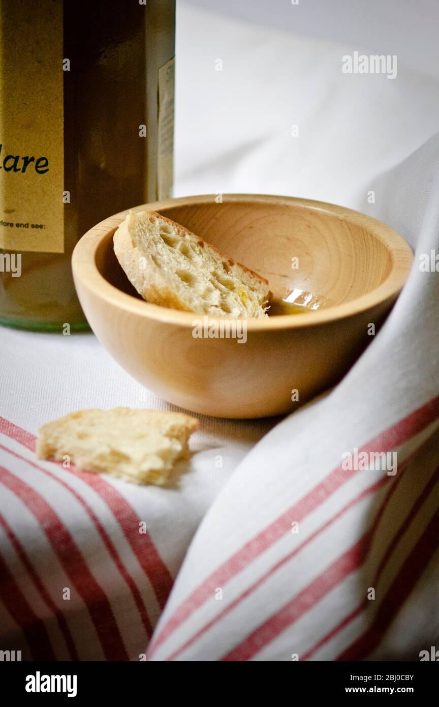 Aceite de oliva virgen extra con pan rústico para sumergirse en él - Foto de stock