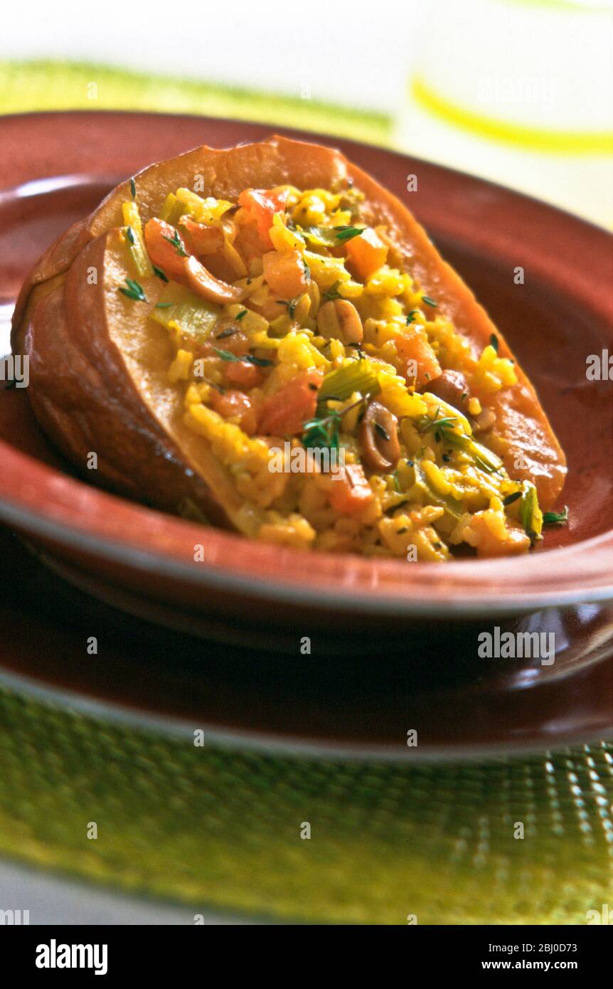 Calabaza rellena de arroz y verduras al horno con una mezcla de risotto - Foto de stock