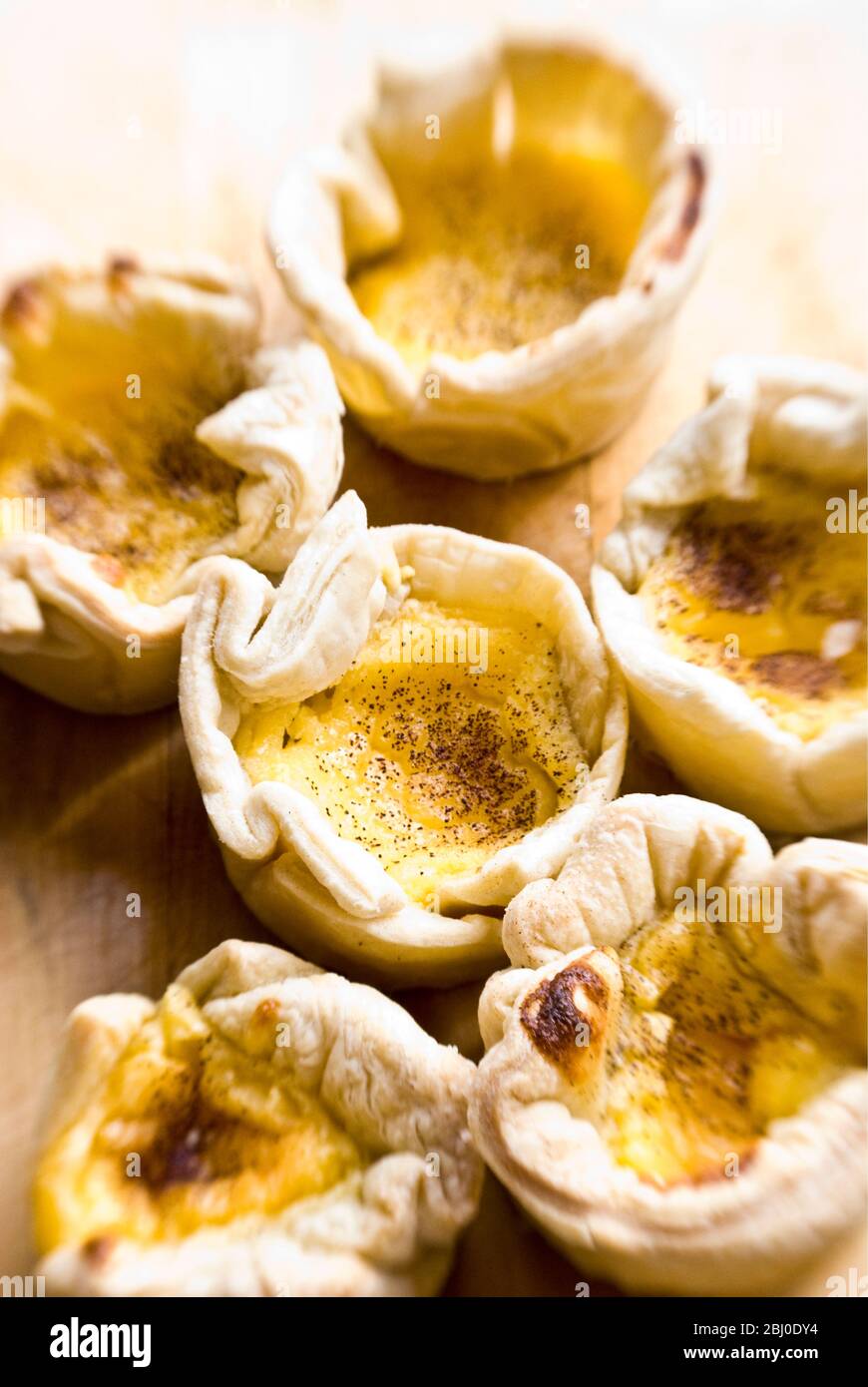 Tartaletas de crema de estilo portugués hechas en casa con crema de confitería y hojaldre - Foto de stock