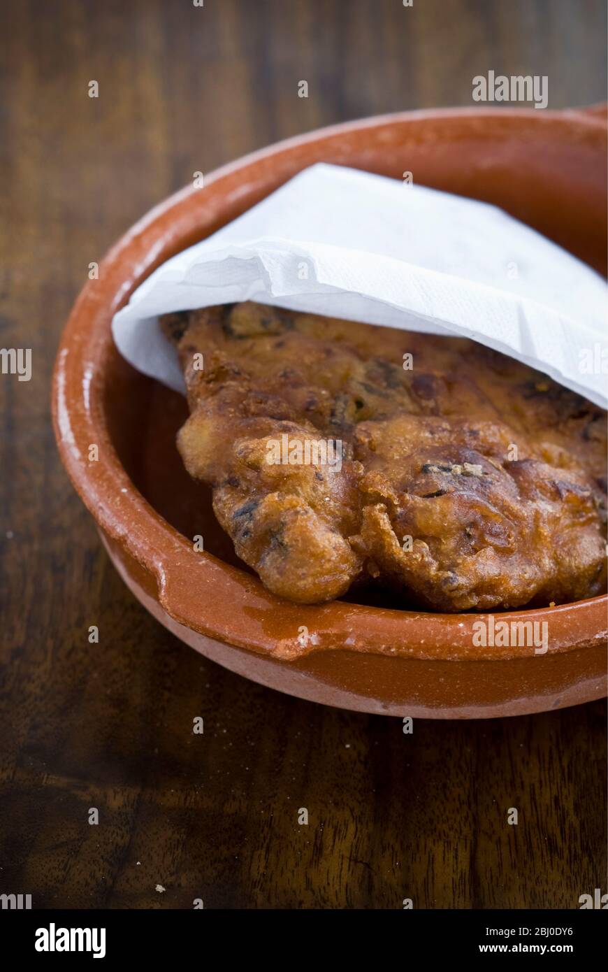 Pataniscas de Bacalhau, pasteles portugueses de pescado hechos de bacalao salado seco - Foto de stock