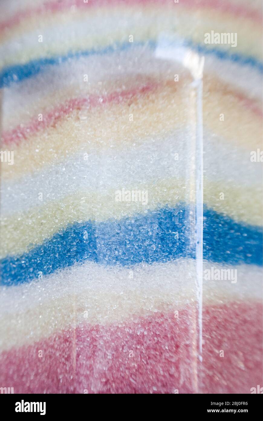 Detalle de jarra de azúcar francesa con cristales de azúcar de color pastel dispuestos en capas separadas - Foto de stock
