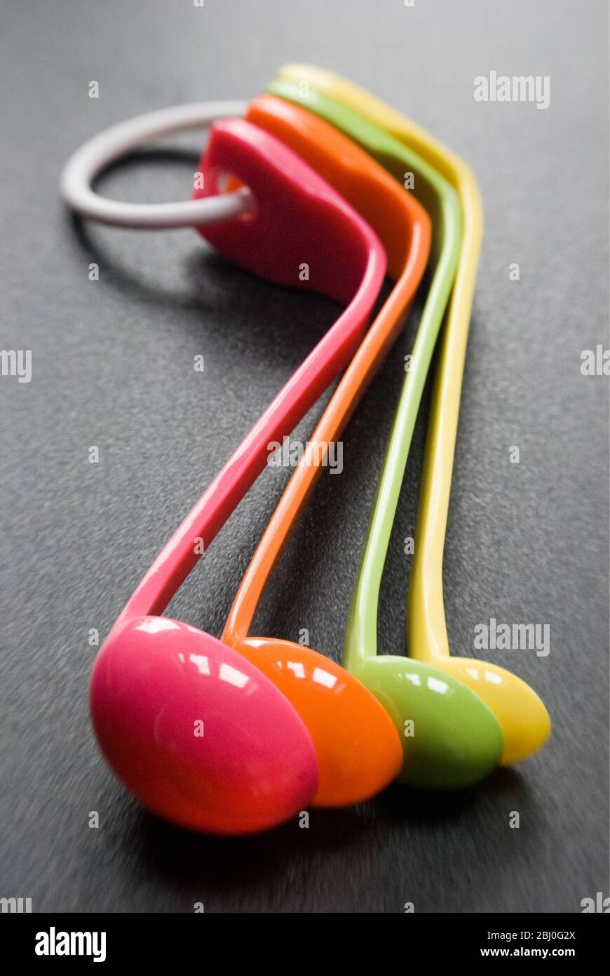 Juego de cucharas de medición de plástico de melamina de colores brillantes - Foto de stock