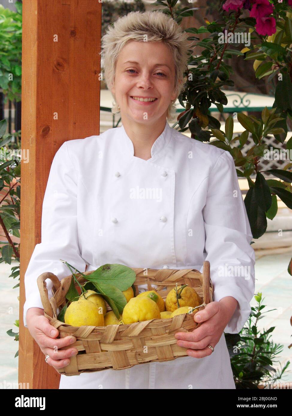 Escritor y estilista de cocina, Felicity Barnum-Bobb en Italia con cesta de productos frescos italianos - Foto de stock
