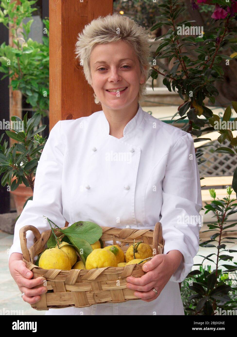 Escritor y estilista de cocina, Felicity Barnum-Bobb en Italia con cesta de productos frescos italianos - Foto de stock