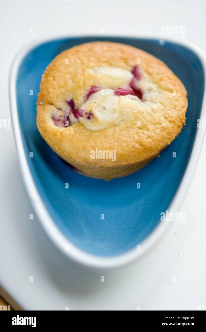 Magdalenas de tarta de queso sobre plato azul - Foto de stock
