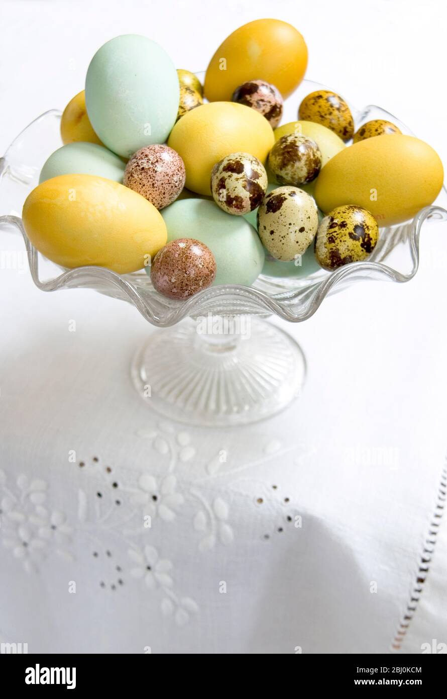 Puesto de vidrio con huevos pintados a mano incluyendo huevos de quais - Foto de stock