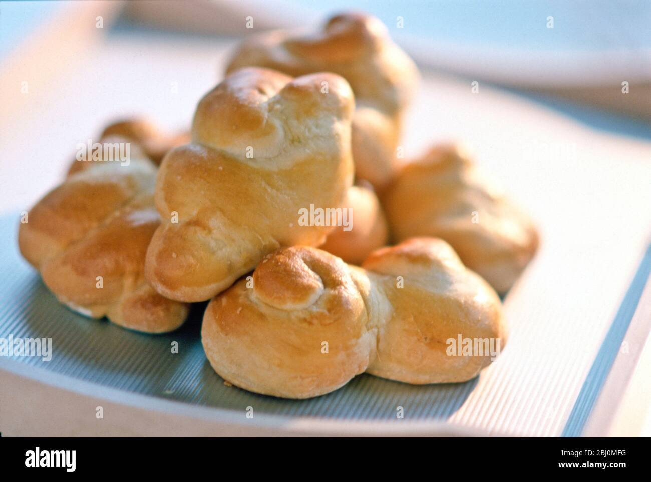 Pila de panecillos de pan retorcido recién horneados - Foto de stock