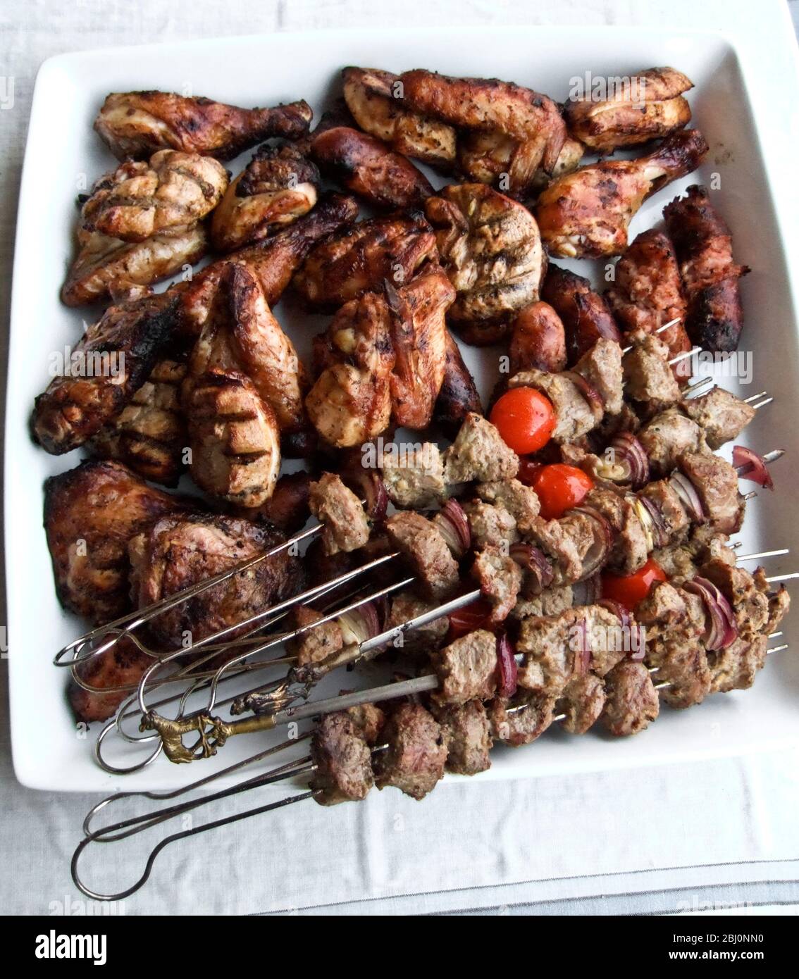 Una variedad de carnes mixtas y kebabs frescos de la barbacoa - Foto de stock