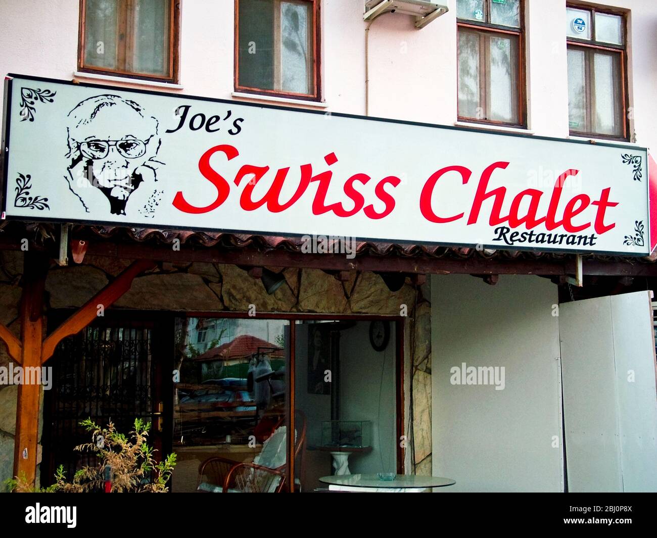 Vista curiosa de restaurante chalet suizo en el puerto costero de Fethiye en el sur de Turquía - Foto de stock