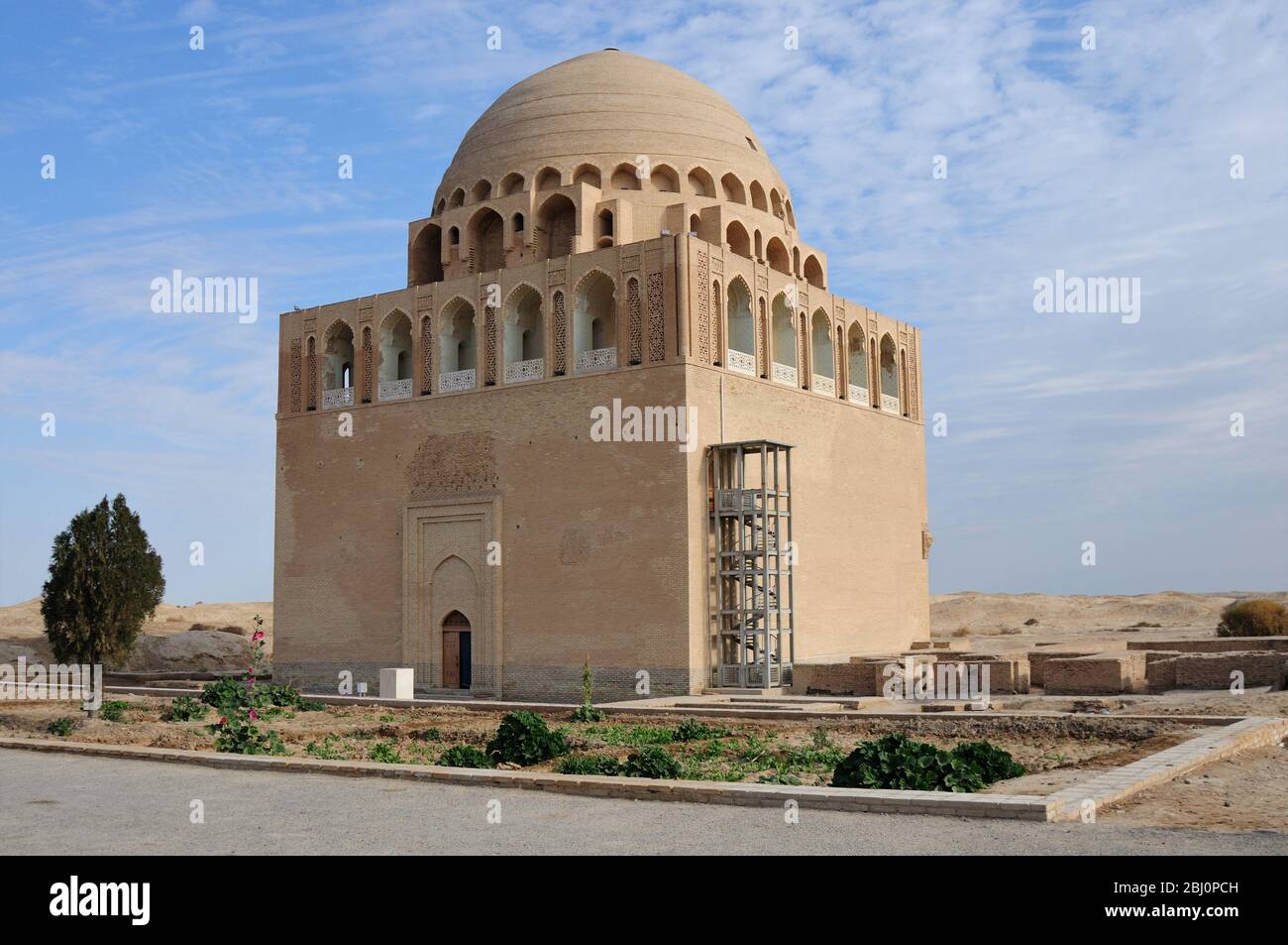 La Tumba del Sultán Sencer está situada en la ciudad de Merv, en Turkmenistán. El Sultán Sencer es el gobernante del Gran Estado Seljuk. Foto de stock