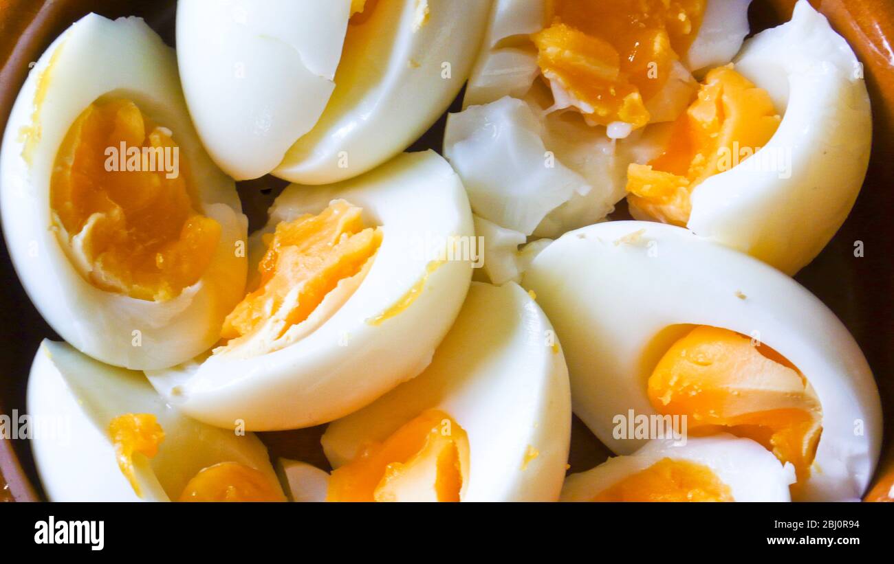 Detalle de huevos cocidos a la mitad como parte de una ensalada de verano - Foto de stock