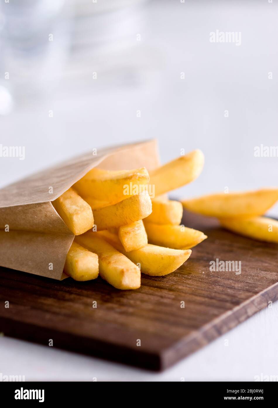 Bolsa marrón pequeña de patatas fritas - Foto de stock