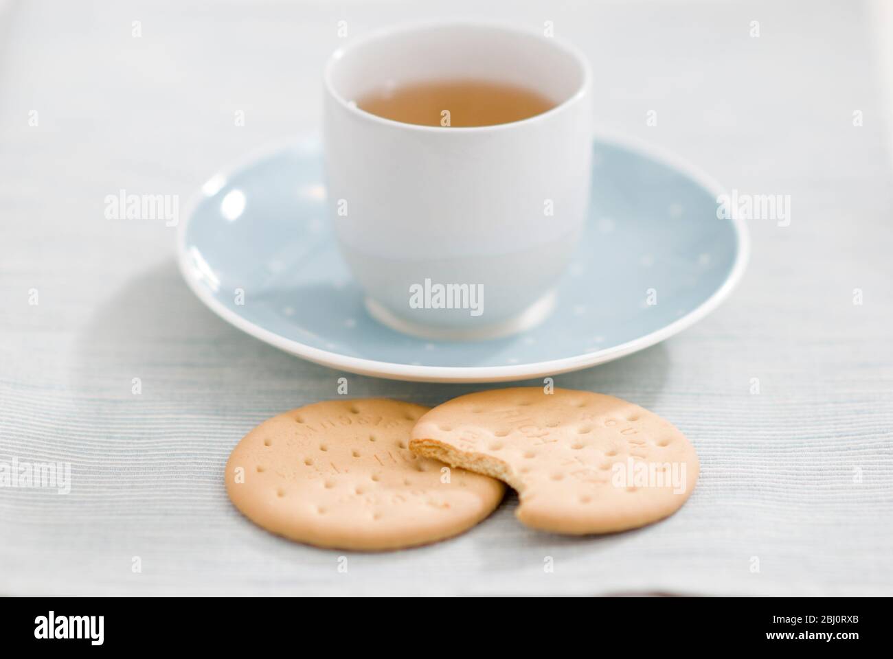 Dos galletas de té y una taza de té verde como un descanso relajante - Foto de stock