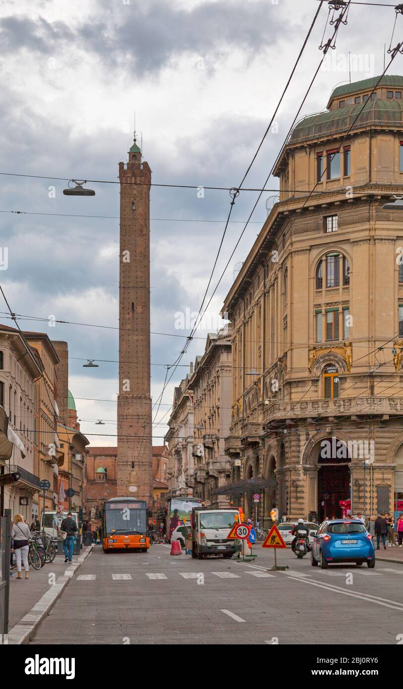 Bolonia, Italia - Abril 02 2019: Las dos Torres son el símbolo de la ciudad y la más prominente de las Torres de Bolonia. Foto de stock