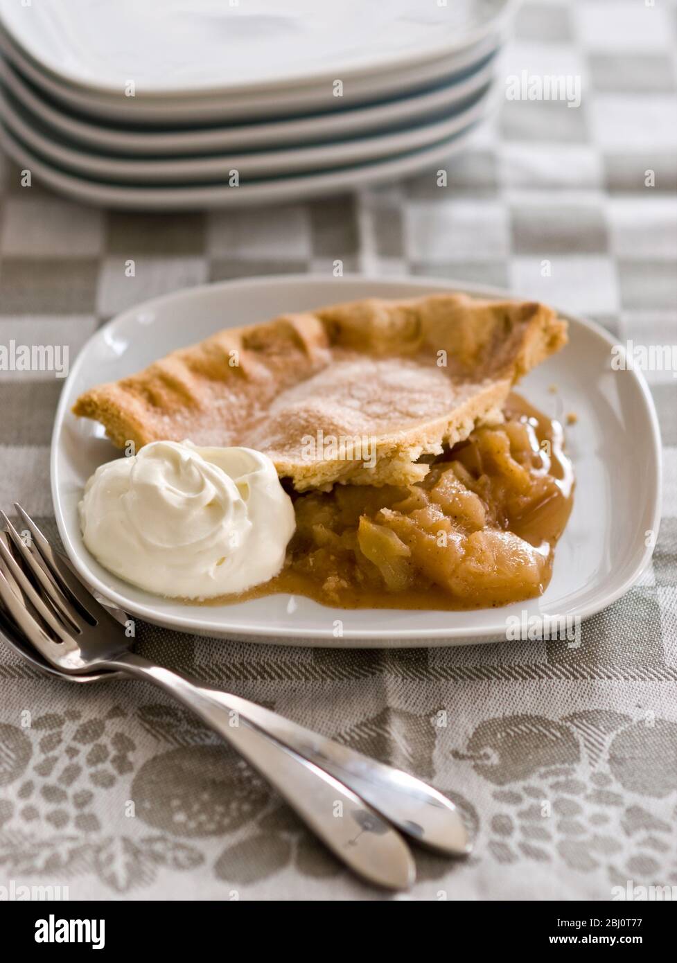 Pastel de manzana clásico estilo rústico con crema - Foto de stock