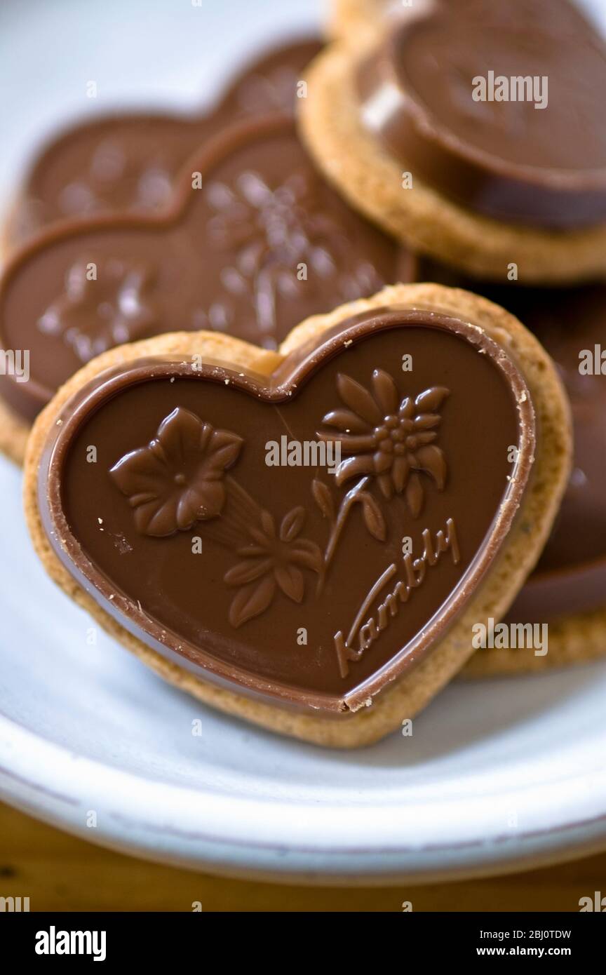 Galletas con forma de corazón Kambly con revestimiento de chocolate - Foto de stock