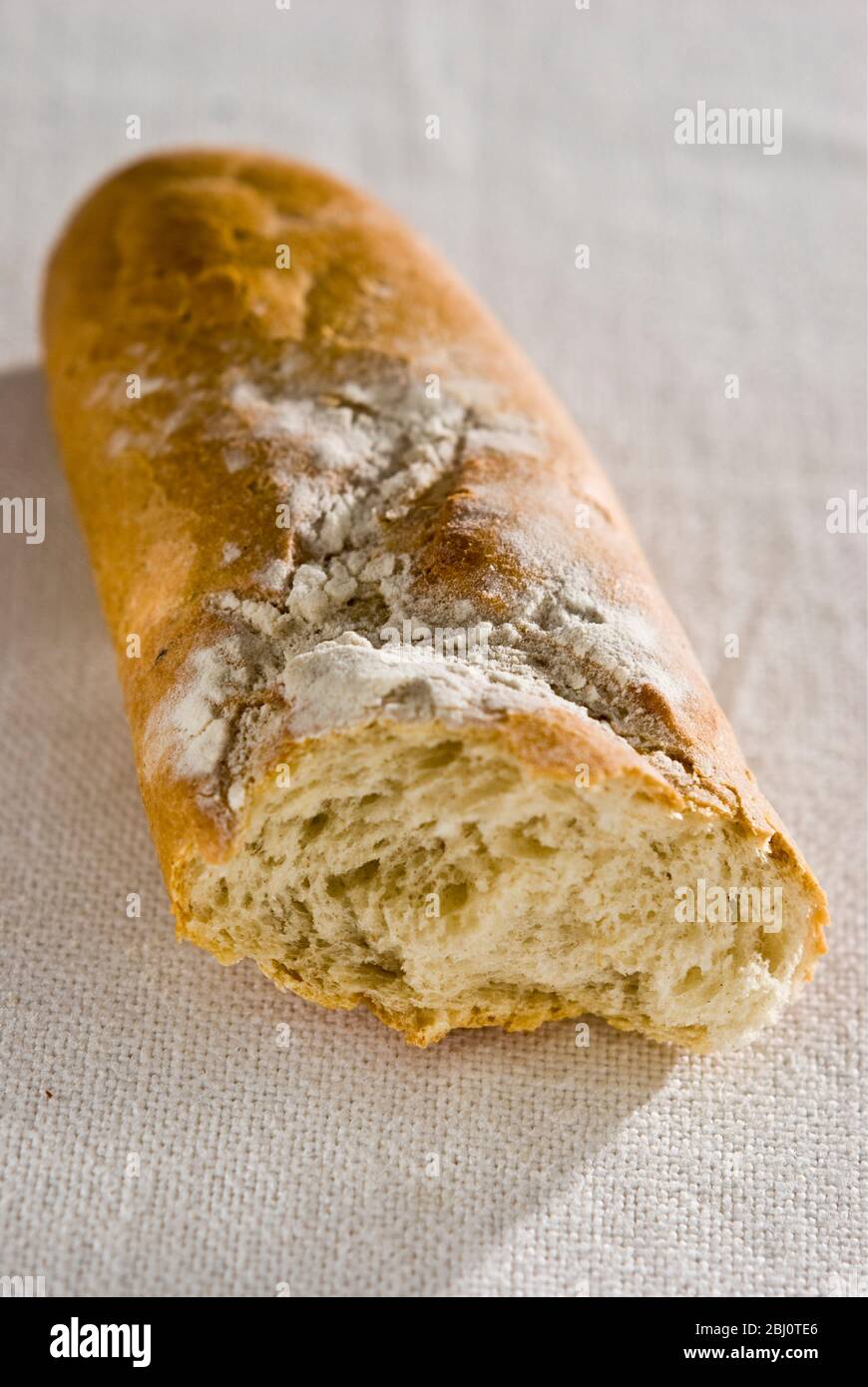 Pieza final rota de pan francés, baguette. - Foto de stock