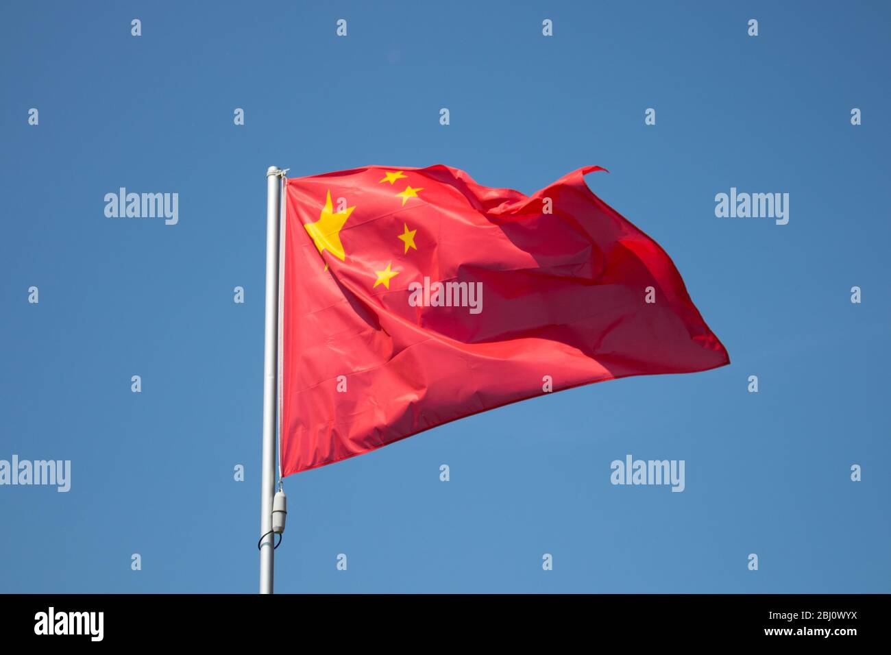 Bandera de la República Popular de China aislada agitando sobre el viento Foto de stock